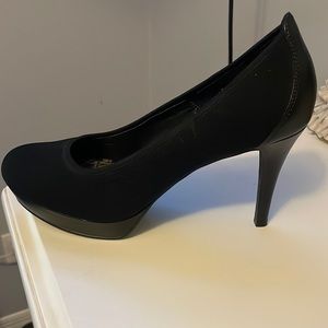 3 in heel size 8.5 beautiful black pumps! Gently used, in great condition!